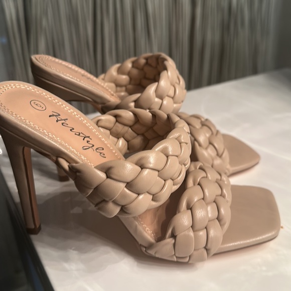 Stunning slip on heels - Picture 2 of 2